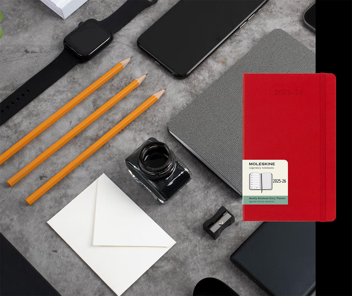 cuaderno Moleskine y herramientas para diseñador gráfico