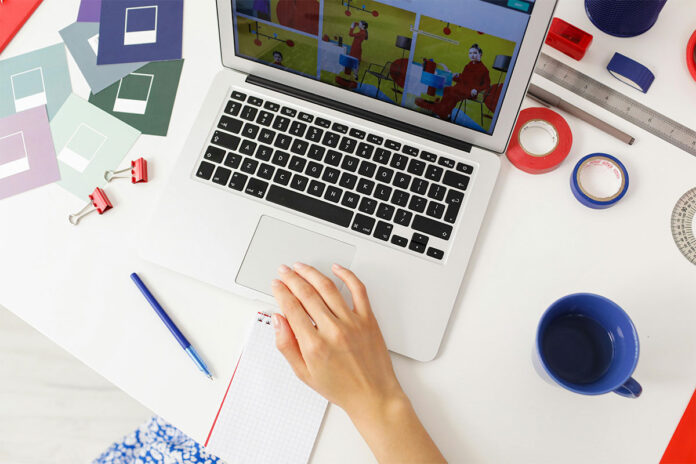 diseñador gráfico trabajando en estudio con pantalla y bocetos