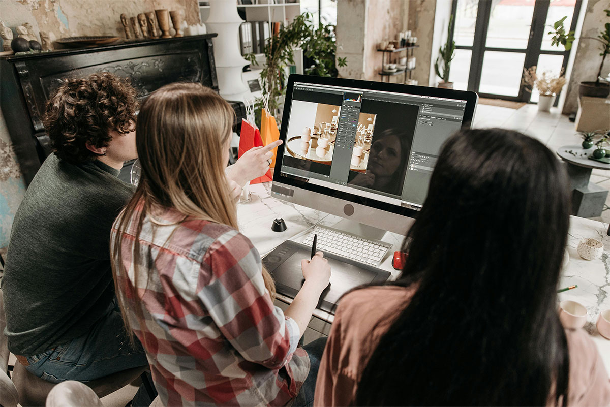 grupo de diseñadores gráficos trabajando en equipo