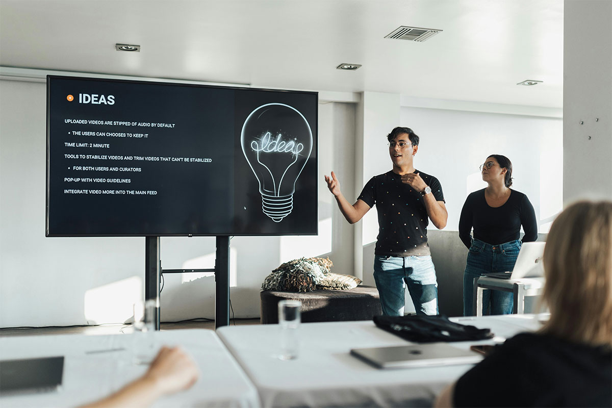 diseñadores haciendo presentación
