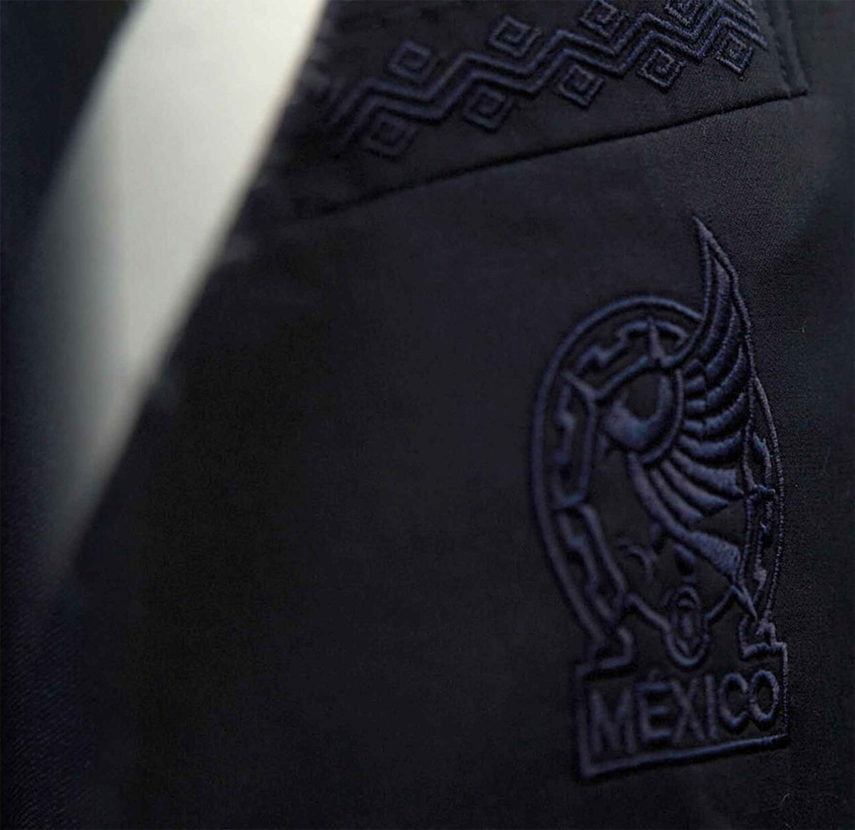 detalle del bordado del escudo en el saco de Calderoni para la selección mexicana