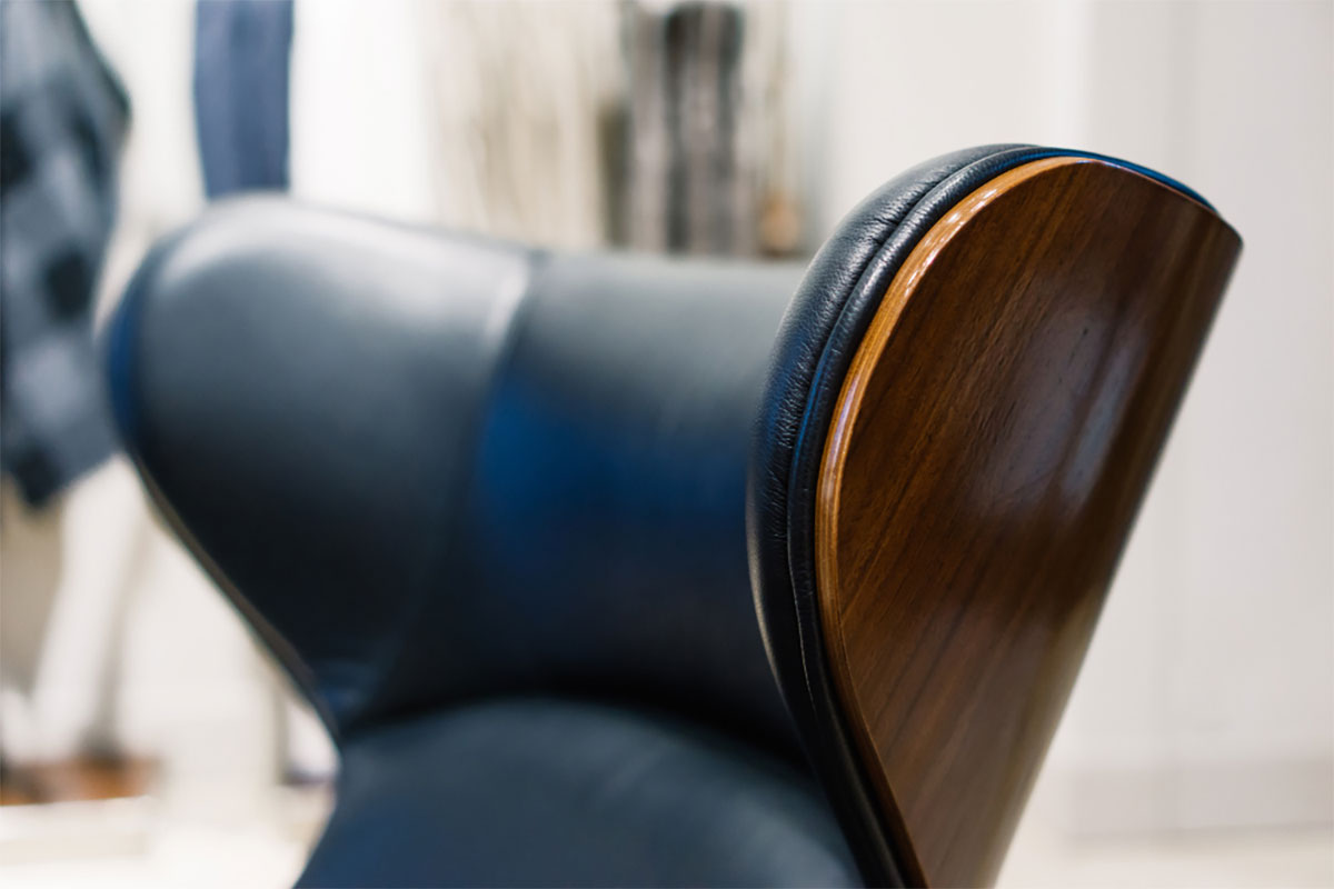 detalle madera contrachapada y cuero sillón Eames