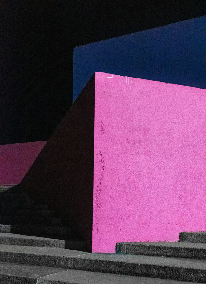 muro rosa con luz natural característica de la arquitectura de Luis Barragán