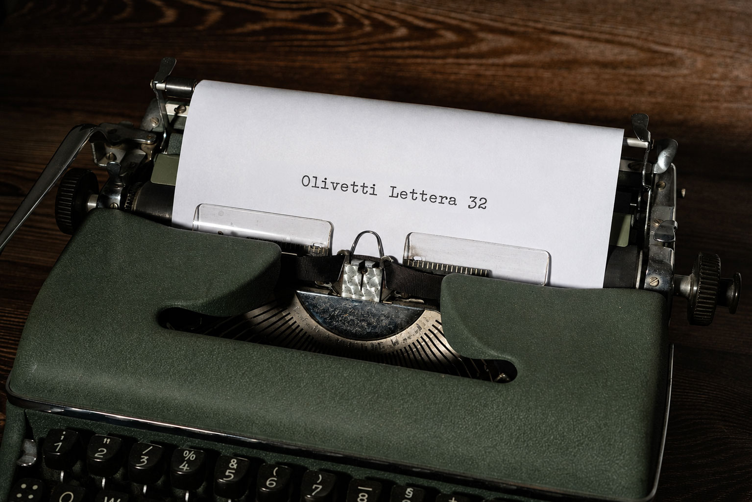 máquina de escribir vintage con papel en uso