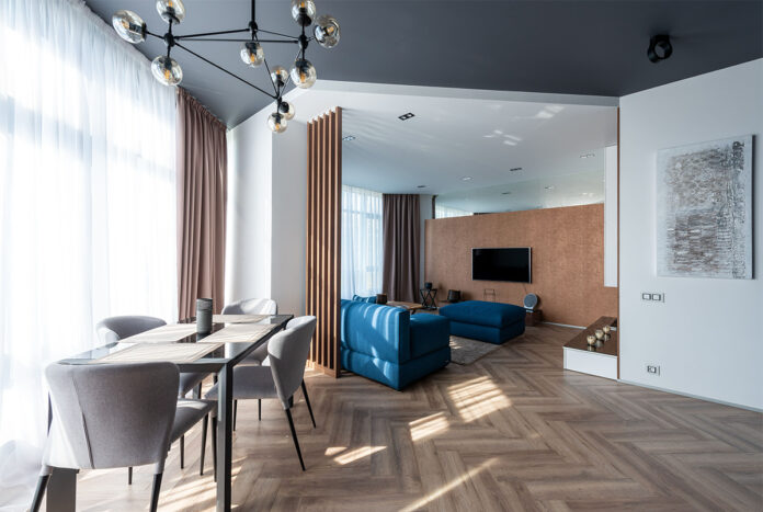Sala luminosa con diseño de interiorismo de verano y materiales naturales