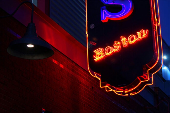 entrada de bar con señalética luminosa neon branding nocturno