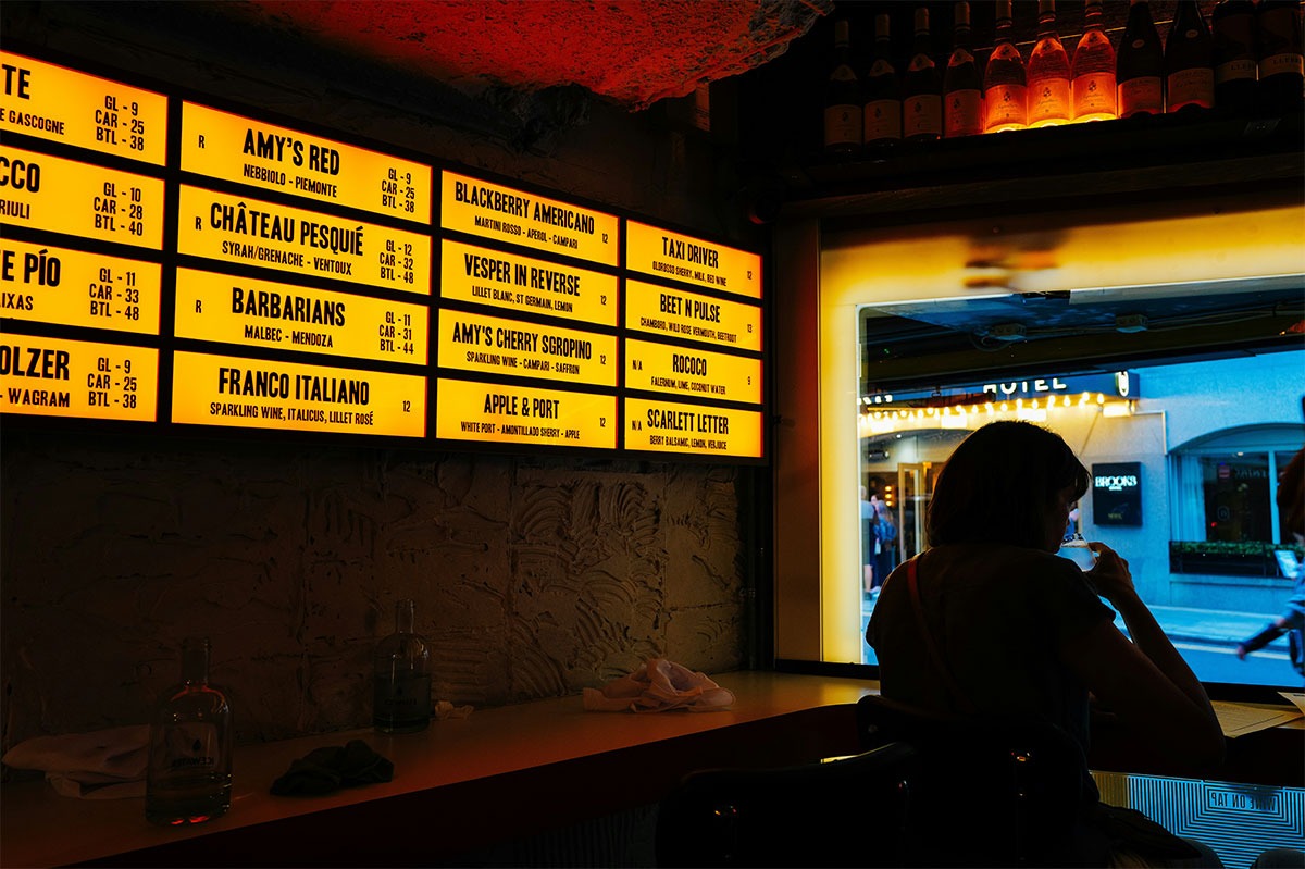 menú iluminado sobre barra de bar diseño señalética